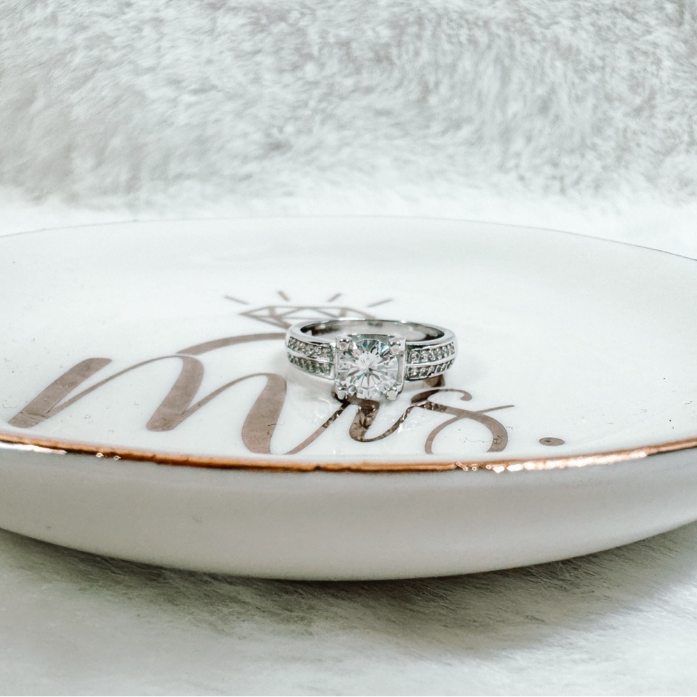 Elegant Sterling Silver 2 carat Moissanite Ring size 6